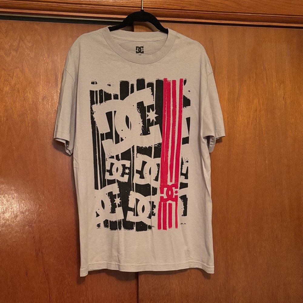 DC Men's Short Sleeve Tee - Light Gray, Black, and Red